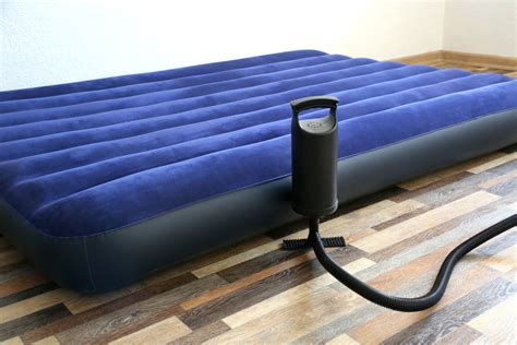 How To Find A Leak In An Air Mattress: Visual Inspection, Water。